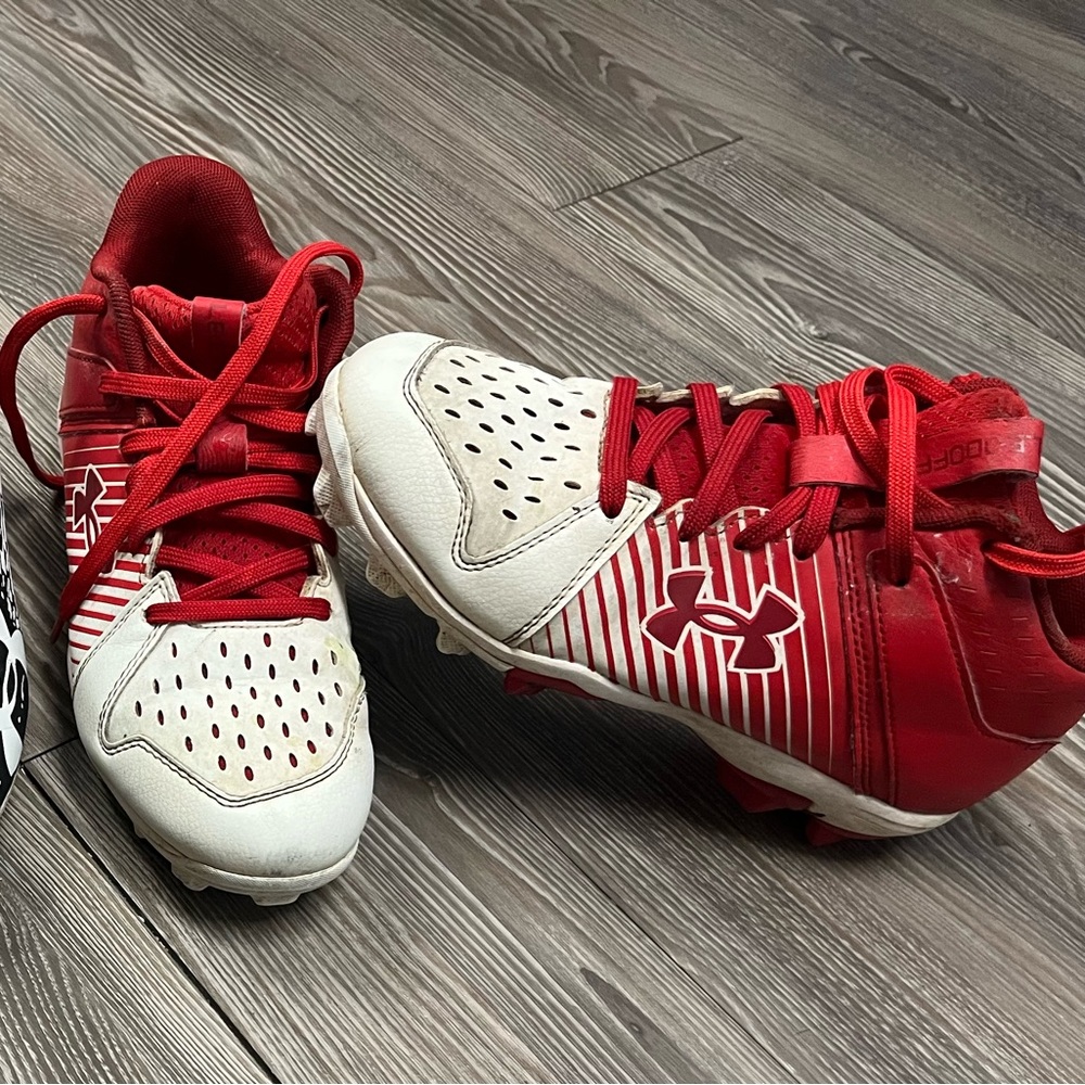 Under Armour baseball cleats size 3Y